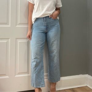 Levi’s light wash denim jeans in a size 28